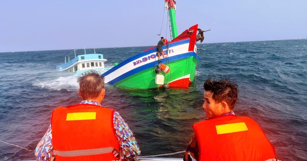 Tàu cá chìm cách bờ biển Đà Nẵng 4 hải lý, biên phòng ứng cứu thành công