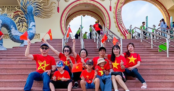 Suối Tiên hút khách dịp lễ với 1.000 vé miễn phí và 10.000 phần gạo lộc