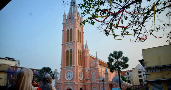 Hoàng hôn ở ‘nhà thờ hồng’ hơn 150 tuổi cuốn hút người trẻ đến check-in