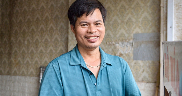 Anh bán bò bía nổi tiếng nhất Hà Nội vì đôi mắt 'đảo như rang lạc'