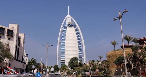 Khách sạn ‘cánh buồm’ nổi tiếng ở Dubai đóng cửa 18 tháng