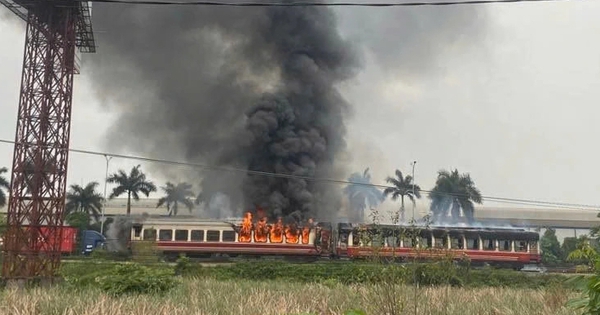 Tàu khách Hải Phòng - Hà Nội bất ngờ bốc cháy, 2 toa bị thiêu rụi