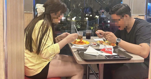 Khi thành phố chìm vào giấc ngủ, người trẻ mới bắt đầu đi ăn