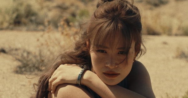 Đông Nhi: Càng tỏa sáng, càng cô độc