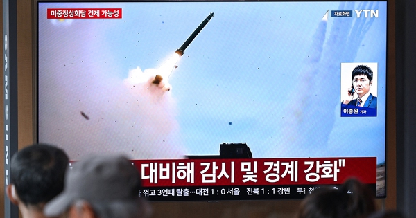 Triều Tiên phóng hàng loạt tên lửa đạn đạo ra biển