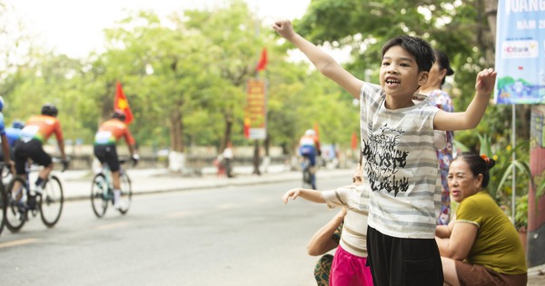 Người dân và du khách thành cổ hào hứng chứng kiến hàng trăm tay đua tranh tài