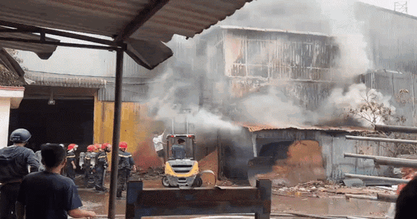 TP.HCM: Cháy xưởng gỗ gần vòng xoay An Phú, khói đen cuồn cuộn