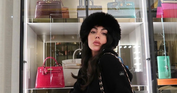 Vợ sắp cưới của Cristiano Ronaldo khoe bộ sưu tập túi xách triệu đô