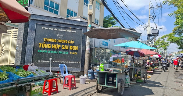 Mua bán tràn lan trước cổng trường