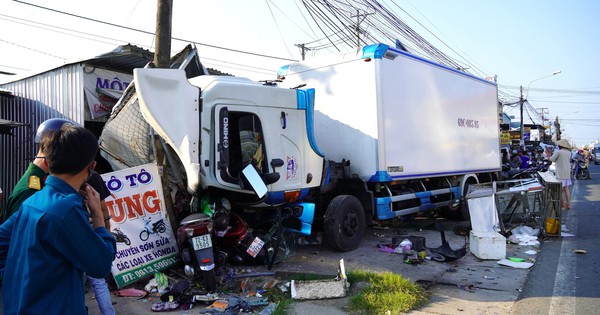 Xe tải mất lái gây tai nạn liên hoàn trên quốc lộ 1 tại Cà Mau