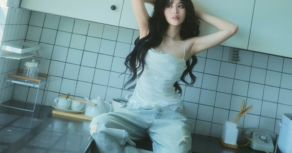 Bản phối áo hai dây cùng quần jeans giúp nàng tự tin khoe cá tính