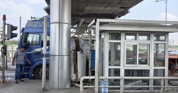 TP.HCM: Xe đầu kéo thắng gấp, cuộn thép văng vào trạm thu phí cầu Phú Mỹ