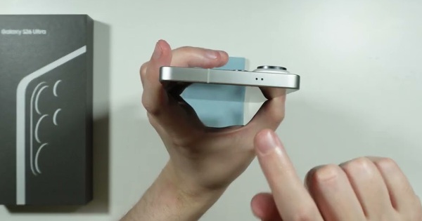 Hai lỗ trên điện thoại Galaxy dùng để làm gì?