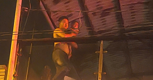 Đại úy băng qua đám cháy, cứu thoát em bé 13 tháng tuổi