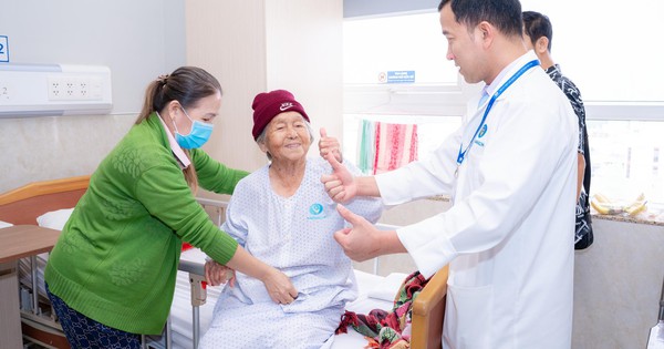 Hai lần đặt cược vào nền y học Việt Nam của cụ bà ngoại quốc gần trăm tuổi