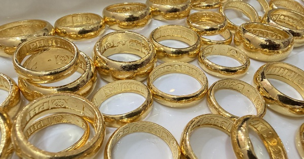 Giá vàng nhích tăng, cao hơn thế giới gần 19 triệu đồng/lượng