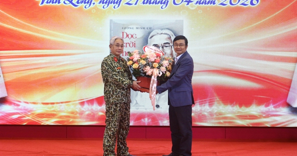 'Dọc trời hoa lửa': Tập thơ chắt lọc từ 55 năm sáng tác của PGS-TS Lương Minh Cừ