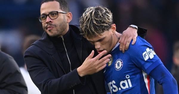 Chelsea 'gây sốc' khi sa thải HLV Rosenior sau 107 ngày, đền bù hơn 853 tỉ đồng