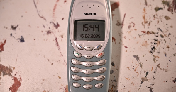 Giới trẻ Mỹ từ bỏ smartphone, chọn điện thoại 'cục gạch' để giải độc kỹ thuật số