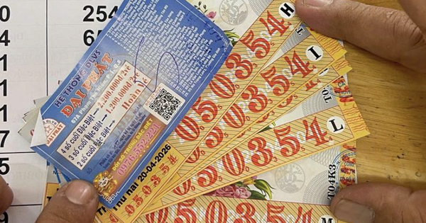 Người đàn ông ở TP.HCM trúng 10 tỉ xổ số miền Nam, đến đại lý đổi thưởng