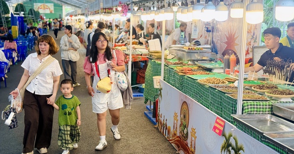 Lễ hội hơn 100 gian hàng ẩm thực giá từ 10.000 đồng ngay trung tâm TP.HCM