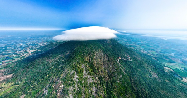 Chàng trai săn được khoảnh khắc 'mây đĩa bay' ôm trọn đỉnh núi Bà Đen