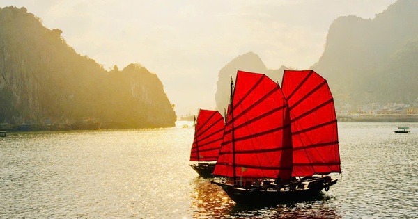 Ngắm vịnh Hạ Long trên thuyền buồm ba vách