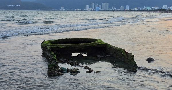 Xác xe tăng ở bãi biển Quy Nhơn sẽ được trục vớt