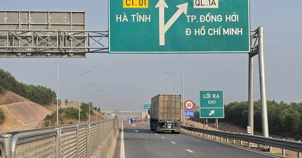 Cao tốc Vũng Áng - Cam Lộ tạm đóng từng đoạn để lắp giá long môn