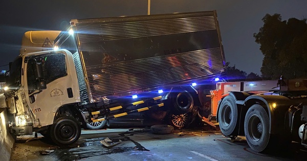 TP.HCM: 6 ô tô tông liên hoàn trên cầu Phú Mỹ