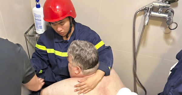 Cảnh sát Đà Nẵng giải cứu du khách Mỹ nặng 300kg mắc kẹt trong phòng vệ sinh