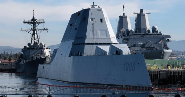 Siêu chiến hạm USS Zumwalt của Mỹ bị cháy