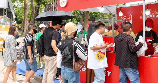 Lễ hội bánh mì 2026: Dòng người xếp hàng dài chờ thưởng thức món ăn 'quốc dân'