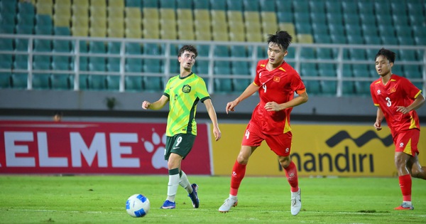 U.17 Việt Nam dưới thời HLV Roland và đặc sản 'nhấc chân bỏ bóng' đầy ma thuật