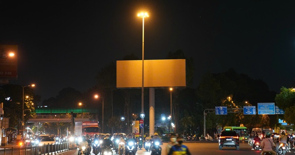 Vì sao TP.HCM sau 22 giờ, các biển quảng cáo 'rủ nhau' giảm sáng và... tắt điện?