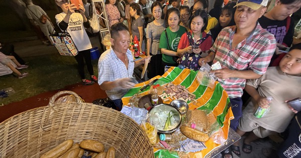 Khách ùn ùn tới lễ hội bánh mì