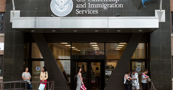 Mỹ có thể tước thẻ xanh được cấp dưới thời Tổng thống Biden
