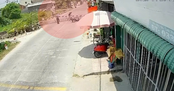 Liều lĩnh lái xe máy tông gãy gác chắn đường sắt khi tàu đang tới
