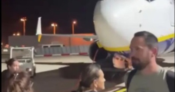 Hành khách tràn xuống đường băng chặn máy bay cất cánh