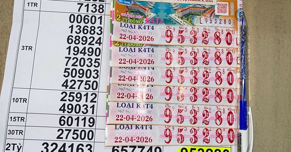 Cùng mua từ 1 người bán dạo, 3 người trúng độc đắc xổ số miền Nam