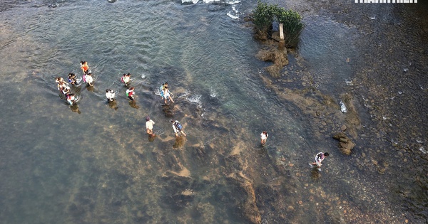 Cận cảnh cõng học sinh 'cắt' sông Xà Lò đến lớp, hiểm nguy trong từng bước chân