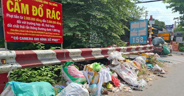 Đổ rác ngay biển cấm