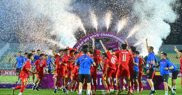 Chùm ảnh U.17 Việt Nam ăn mừng 'tẹt ga' cùng cúp vô địch Đông Nam Á, VFF thưởng 1,1 tỉ đồng