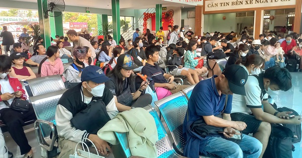 Dòng người nườm nượp về quê, bến xe đông nghịt ngày đầu nghỉ lễ