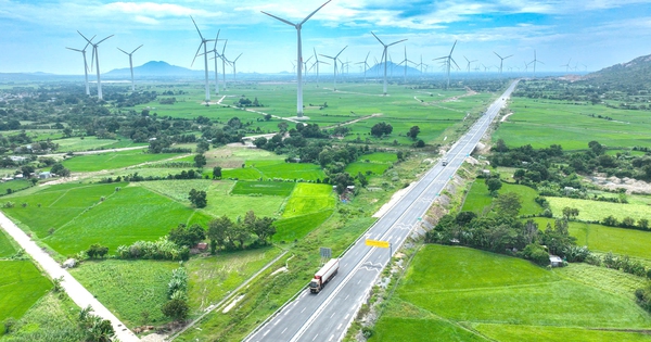 Đất nước qua những cung đường