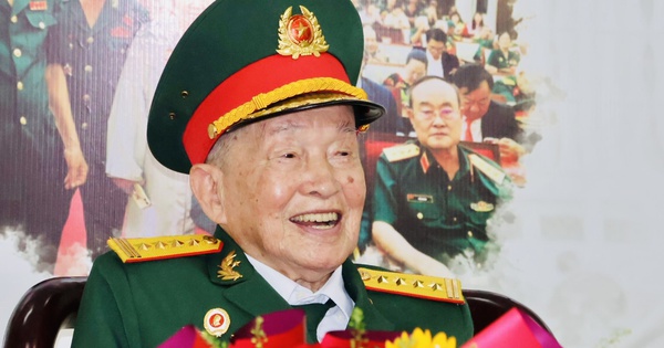 Huyền thoại tình báo Tư Cang gần 100 tuổi vẫn mạnh khỏe đi họp mặt truyền thống