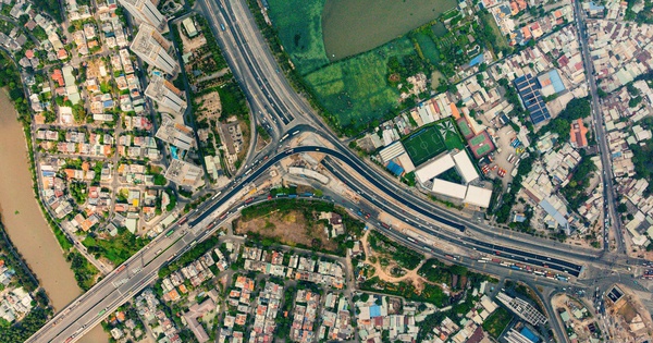 Cầu vượt nút giao An Phú hiện đại nhất TP.HCM thông xe dịp 30.4