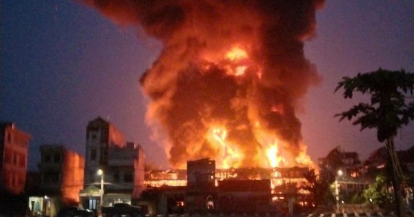 Hà Nội: Xưởng sơn cháy 2 tiếng chưa tắt, khói lửa đỏ rực một góc trời