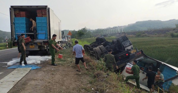Công an Gia Lai giải cứu 3 tấn tôm đông lạnh sau vụ lật xe tải