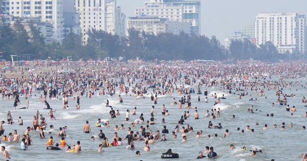 Thời tiết mát mẻ, biển Sầm Sơn đông nghịt khách tắm